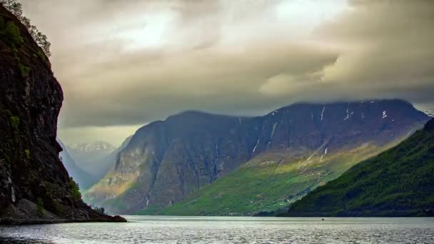 Graue Wolken Über Bergen Und Norwegischem Fjord Zeitraffer Aufnahme — Stockvideo