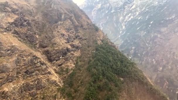 穿越尼泊尔喜马拉雅山的崎岖地形 — 图库视频影像