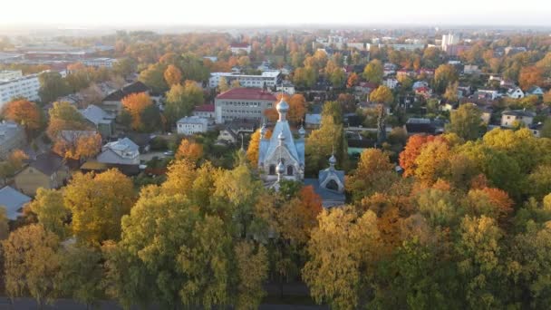 Stary Kościół Karlova Otoczony Ale Drzewa Jesienią — Wideo stockowe