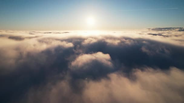 青い空の明るい太陽は 航空機が背景に歩道を離れる間 薄い雲を通して表面の光が輝くので シフトする雲のカバーを照らします 高レベルのドローンのトラックショット — ストック動画