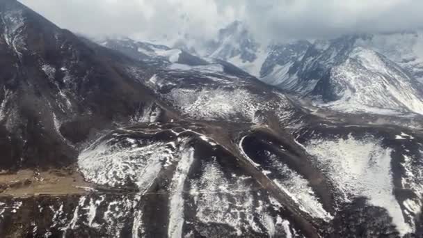 Flyger Genom Den Oländiga Terrängen Himalaya Bergen Nepal Med Snötäckta — Stockvideo