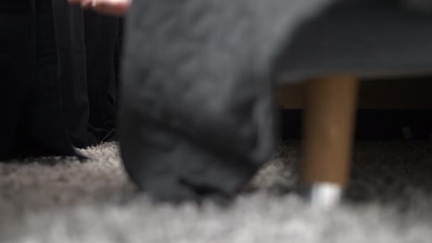 Чоловік Встає Виходить Ліжка Розтягуючи Ноги Перш Ніж Стояти — стокове відео
