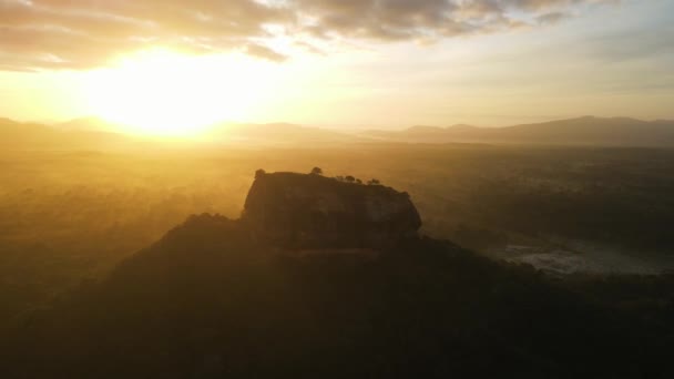 Güneş Doğarken Sri Lanka Daki Sigiriya Aslan Kayası Nın Üzerinde — Stok video