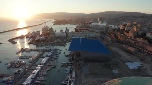 Gün Batımında Genova Limanının Üzerinde Uçan Insansız Hava Aracı Geriye — Stok video