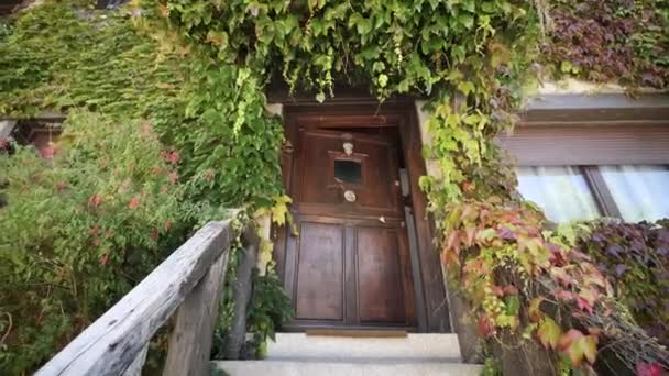 Entrada Porta Casa Madeira Com Plantas Cores Outono Edifício Residencial — Vídeo de Stock