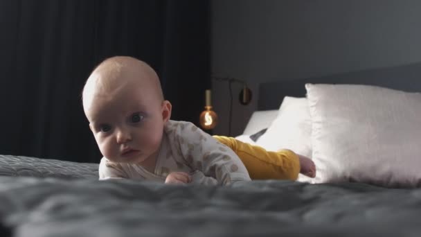 Девочка Большой Кровати Учится Переворачиваться Тянуться Ногам — стоковое видео