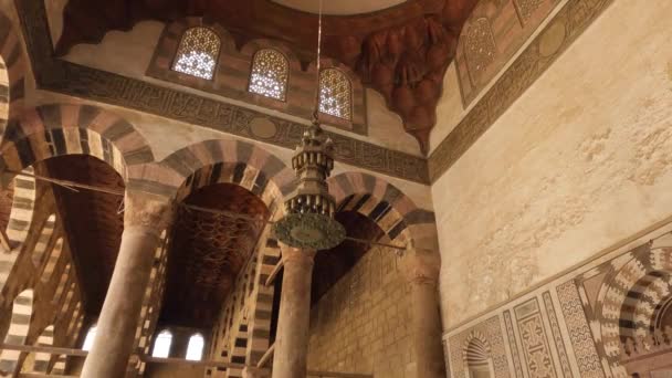 マムルーク スルタン ナシル ムハンマド カラワン モスク エジプトのカイロ要塞のシャンデリアの詳細 低角度 — ストック動画