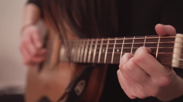 Akustik Gitar Fretboard Çalma Akorları Yüzsüz Görünümü Kapat — Stok video