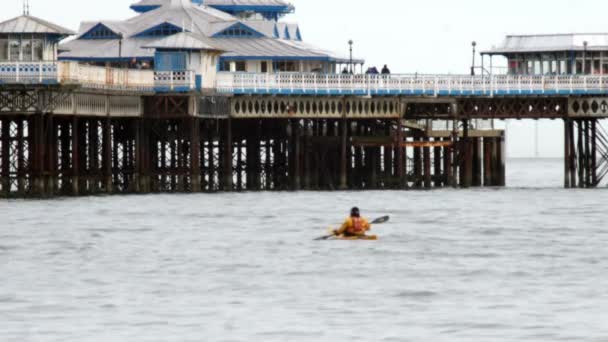 Single Lone Male Kayaking Wintry Sea Welsh Seaside Pier — Stockvideo