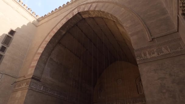 埃及开罗哈桑苏丹的清真寺 Madrasa 往下倾斜 — 图库视频影像