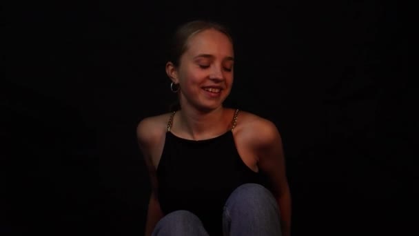 Charmante Junge Teenagerin Die Sich Hinsetzt Während Der Sonnenuntergang Auf — Stockvideo
