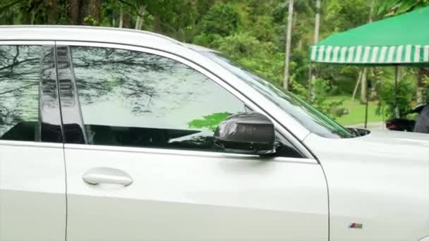 马来西亚吉隆坡 2022年3月9日 全新汽车2020宝马X5轮式内饰 奢侈的概念 混合动力汽车银色宝马X5 Suv停在街上 聚焦在后视镜上 — 图库视频影像