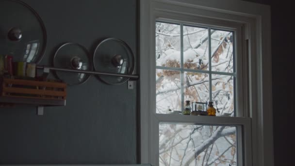 Vista Janela Queda Neve Cozinha — Vídeo de Stock