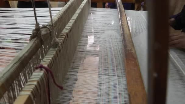 Woman Middle East Making Carpet Traditional Loom — Vídeo de stock