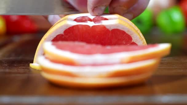 Mão Segurando Frutas Uva Enquanto Faca Afiada Corta Fatias Finas — Vídeo de Stock