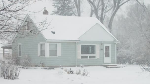 Μεσοδυτικό Σπίτι Καθώς Πέφτει Χιόνι — Αρχείο Βίντεο