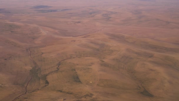 Flying Barren Desert Landscape Passenger Looking Out Window Commercial Flight — Vídeo de stock