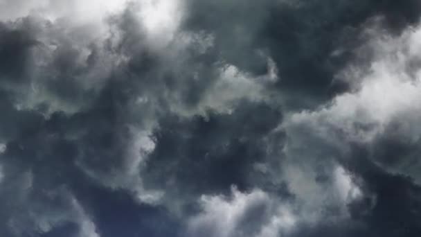 Åskväder Flygande Ovanför Stora Stormmoln — Stockvideo