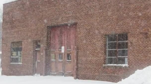 Snowy Day Building Front Old Industrial Garage Door — Vídeo de Stock