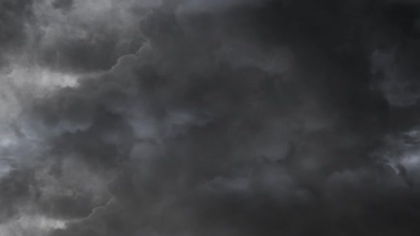 Gök Gürültülü Dramatik Kara Bulutlar Gökyüzünde Hareket Ediyor Yıldırım — Stok video