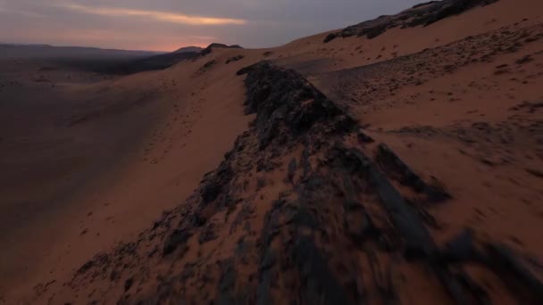 Rotsen Zandduinen Van Marokko Woestijn Bij Zonsondergang Luchtfoto Fpv — Stockvideo