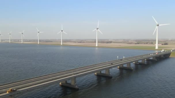 Luchtfoto Auto Brug Water Windpark Achtergrond Concept Duurzame Energie — Stockvideo