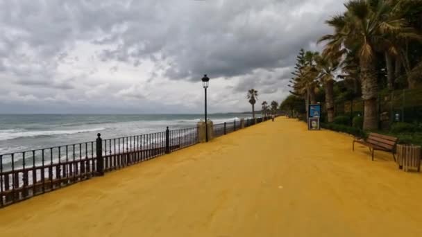 在马贝拉金色的英里海滩上 清空了的沙滩 电晕病毒造成的空虚 — 图库视频影像