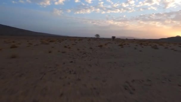 在摩洛哥沙漠上空驾驶无人驾驶飞机 日落时背景为高山 空中飞艇 — 图库视频影像