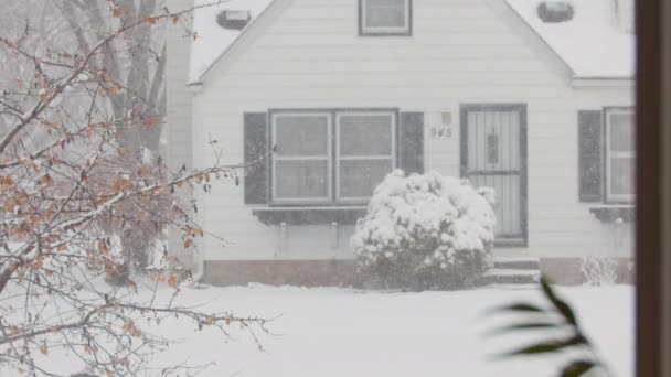 Casa Otro Lado Calle Como Cae Nieve — Vídeo de stock