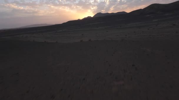 Flyg Fpv Över Öknen Med Berg Bakgrunden Vid Solnedgången Marocko — Stockvideo