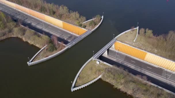 Aerial Topdown Híres Veluwemeer Aquaduct Autópálya Forgalom Felszíne Alatt Egyesült — Stock videók