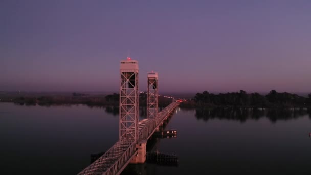 Drone Passes Vertical Lift Bridge Crossing Sacramento River California Dusk — Stockvideo