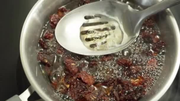 Gotowanie Suszonych Pomidorów Garnku Pełnym Gorącej Wody — Wideo stockowe