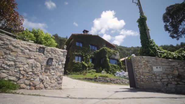 Avvicinamento Una Casa Moderna Con Copertura Vegetale Verde Una Giornata — Video Stock