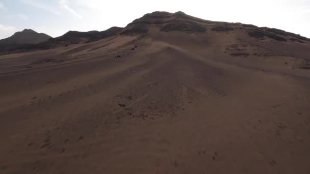 一架无人驾驶飞机在摩洛哥沙漠Zagora附近的山顶上升空 空中飞艇 — 图库视频影像