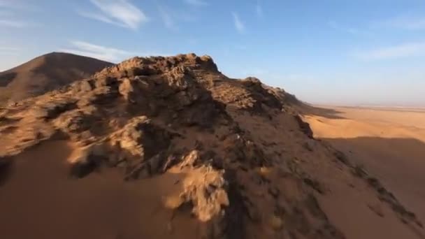 Rocky Formations Zagora Morocco Desert Aerial Racing Drone Fpv — стоковое видео