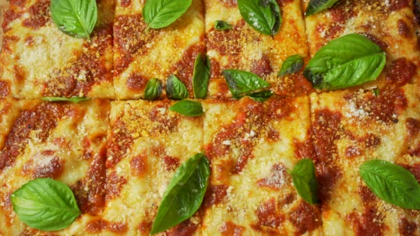 Meydandan Dilimlenmiş Pizza Margherita Nın Harika Parçasını Alıyorum — Stok video