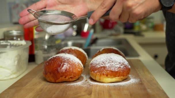 Baker Lezzetli Kremalı Pastanın Üstüne Biraz Pudra Şekeri Serpiyor — Stok video