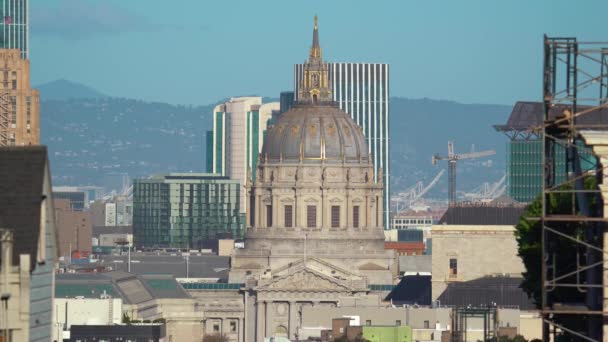 在阳光明媚的日子放大了著名的旧金山市政厅大楼的照片 背景是山的轮廓 美国加利福尼亚州 — 图库视频影像