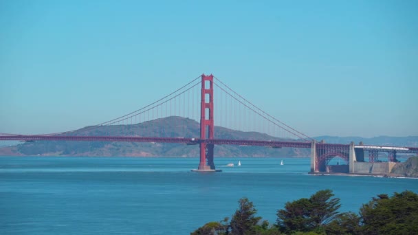 Zoom Shot Famous Golden Gate Bridge Blue Sky Mountains Sunlight — Vídeos de Stock