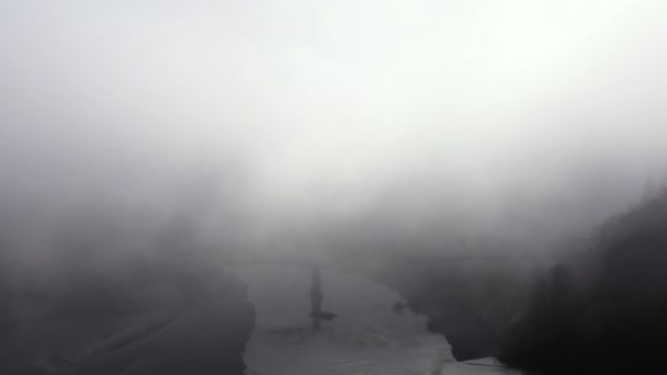 Vlak Trestle Most Zahalený Mlze Letecký Výhled — Stock video