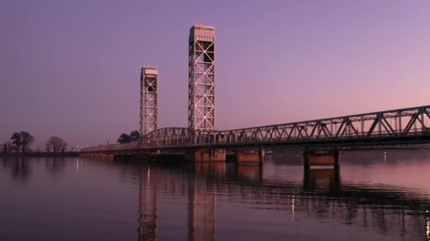 Sacramento River California Bridge Glassy Water Surface Ripples Reflections Zoom — стоковое видео