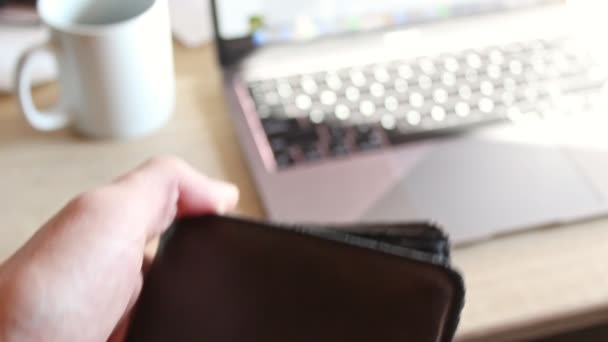 Hands Opening Brown Leather Wallet Money Static Close Shot Front — Vídeo de Stock