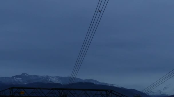 Helikopter Mavi Saatte Uçuyor Helikopter Havada Uçuyor Kar Dağı Alacakaranlık — Stok video