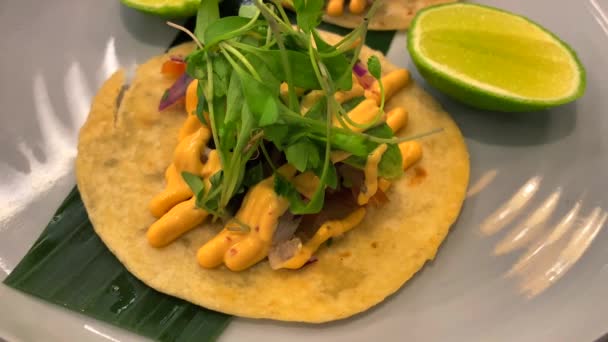 Tacos Pibil Cochinita Mexicanos Cocidos Lentamente Con Microgreens Aguacate Lima — Vídeo de stock