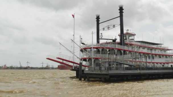 Město New Orleans Riverboat Dock Mississippi River Windy Cloudy Day — Stock video