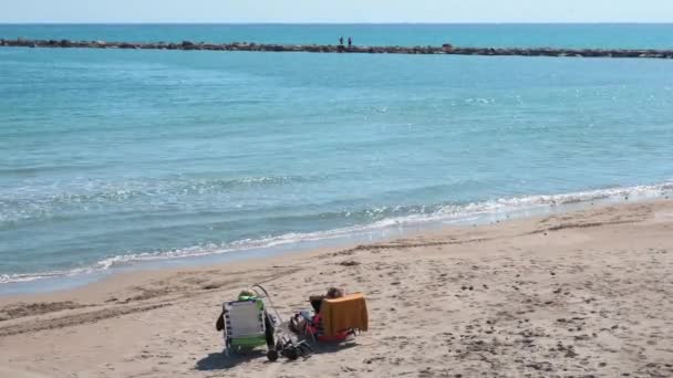 Menschen Sonnen Sich Auf Liegestühlen Strand Ufer Des Mittelmeers Alicante — Stockvideo