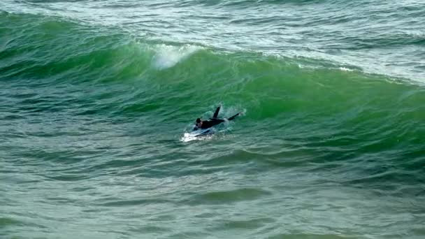 Surfer Łapie Falę Wjeżdża Brzeg Zwolnionym Tempie — Wideo stockowe
