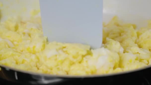 Cooking Scrambled Eggs Breakfast White Pan Spatula Close Slow Motion — Vídeo de stock