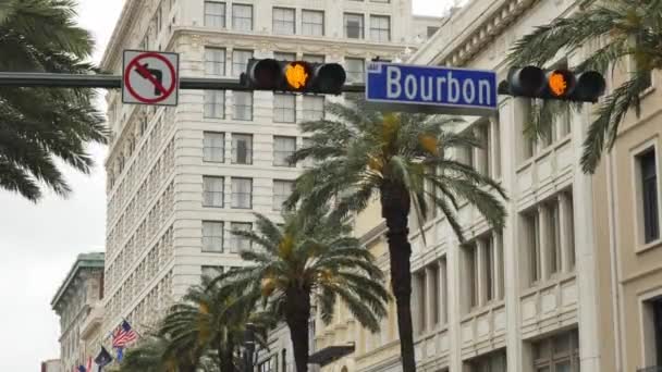 Bourbon Street Sign Och Trafikljus Skakar Hög Vind New Orleans — Stockvideo